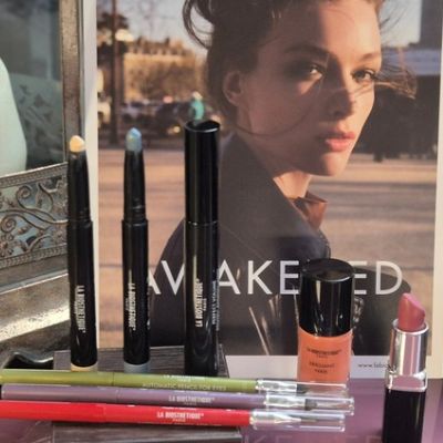 AWAKENED – Make-up, das Persönlichkeit weckt